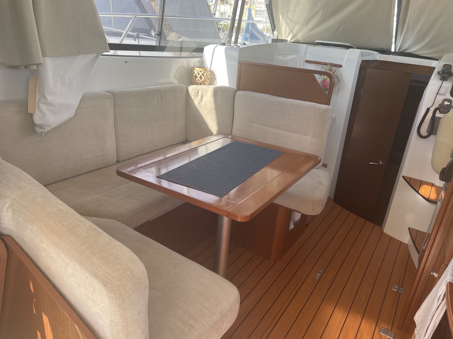 slider 2 Beneteau Antares 30 Fly